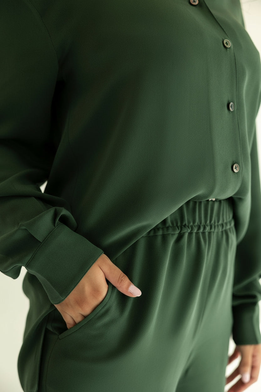 Zoom on the notto silk trousers and shirt showing mother of pearl buttons and beautiful elastic band of the trousers