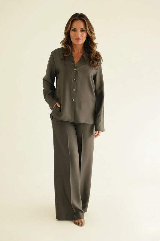 Woman wearing full Notto after dark silk twill set